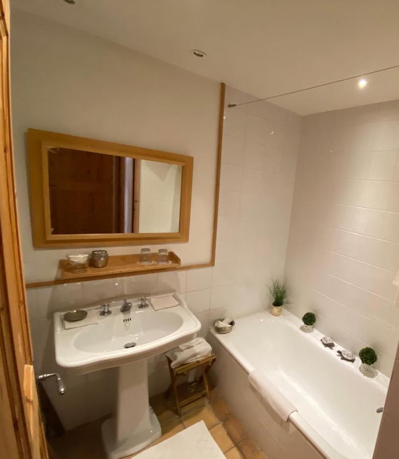 La Ferme De Gigognan Bed & Breakfast 2*